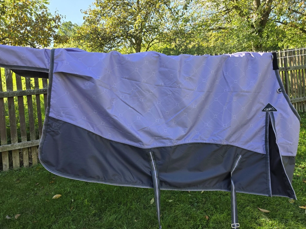 Výběhová deka QHP s fleecem fialová, vel. 145cm